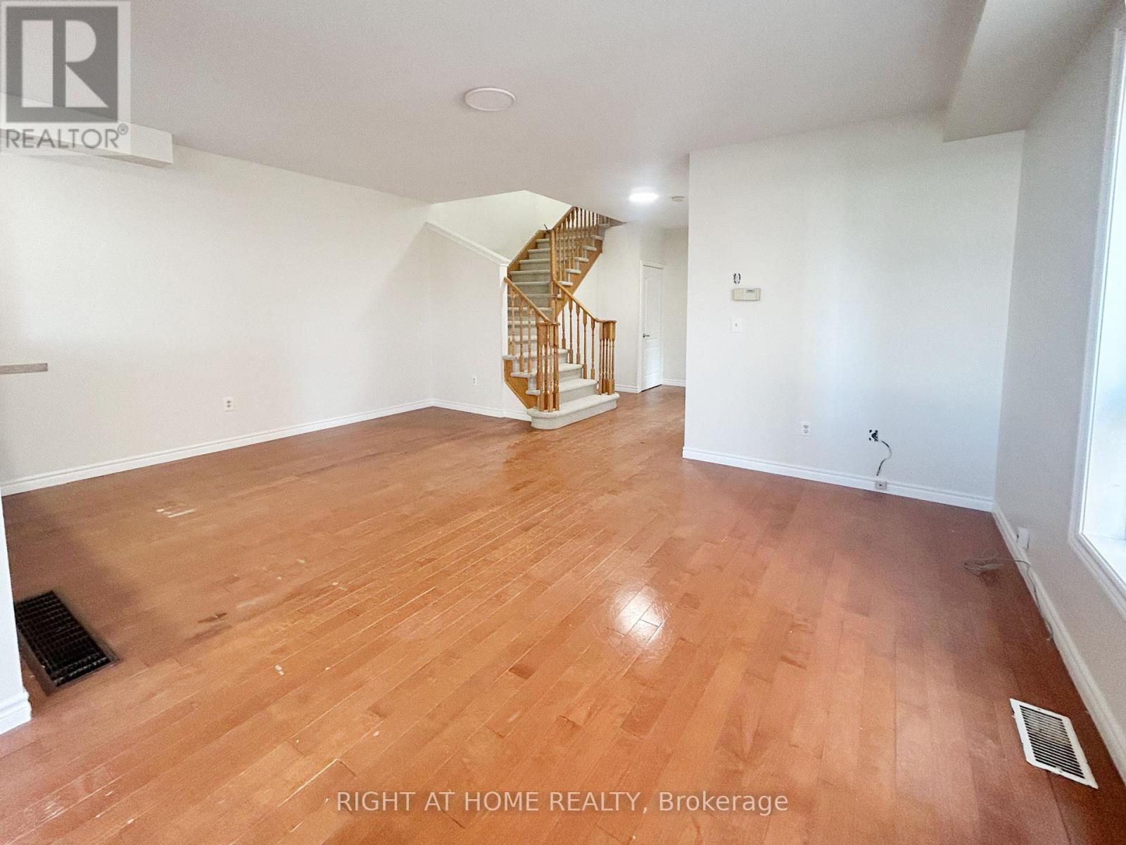 3342 Fountain Park Avenue, Mississauga, Ontario  L5M 7E2 - Photo 5 - W12573576