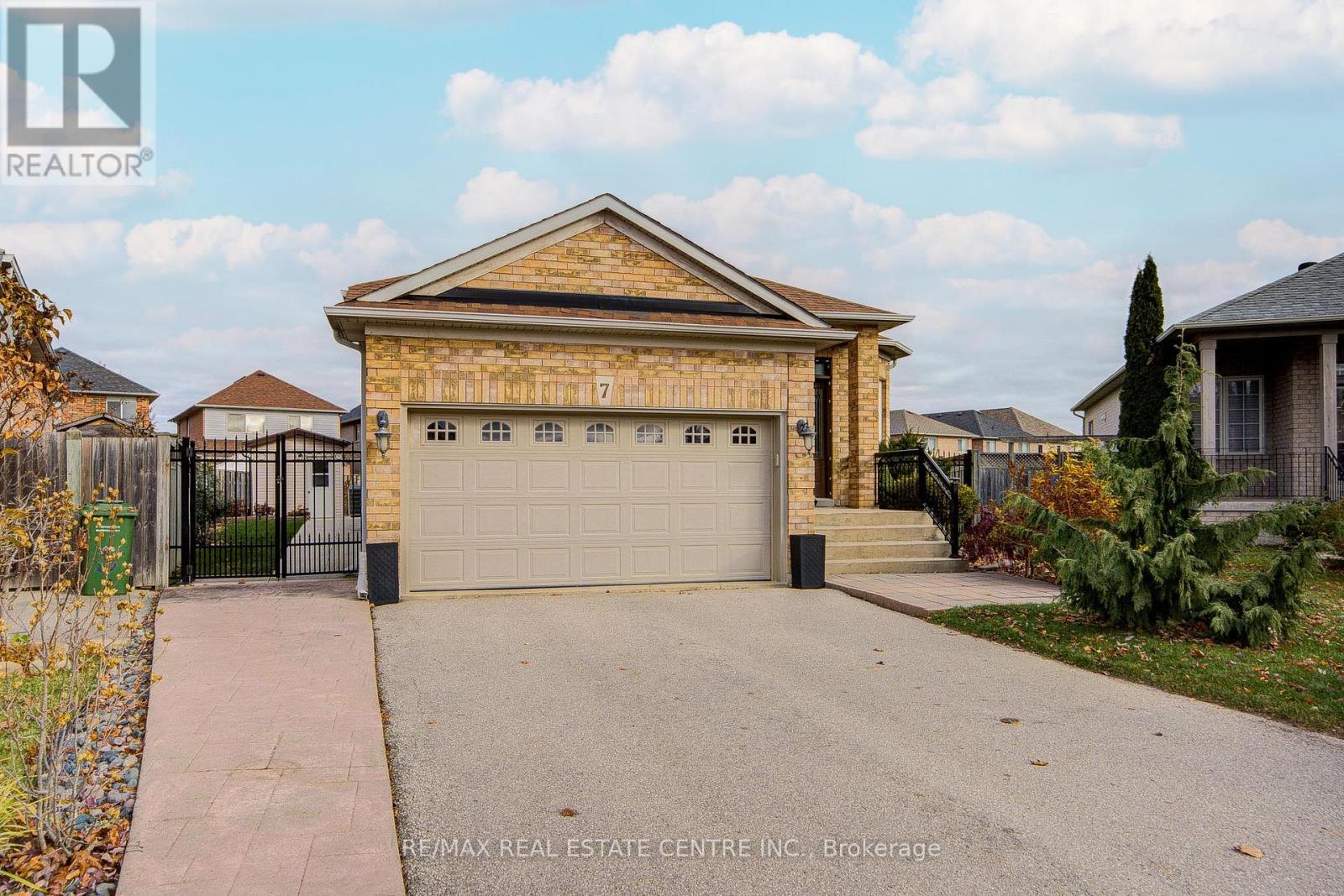 7 Carmichael Court, Caledon, Ontario  L7E 2L8 - Photo 2 - W12573578