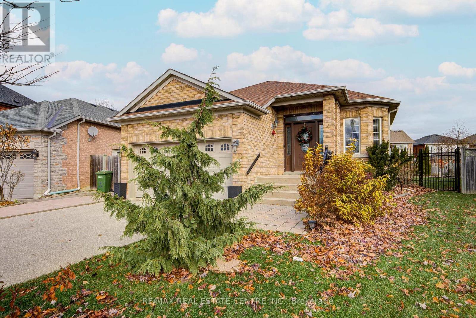 7 Carmichael Court, Caledon, Ontario  L7E 2L8 - Photo 3 - W12573578