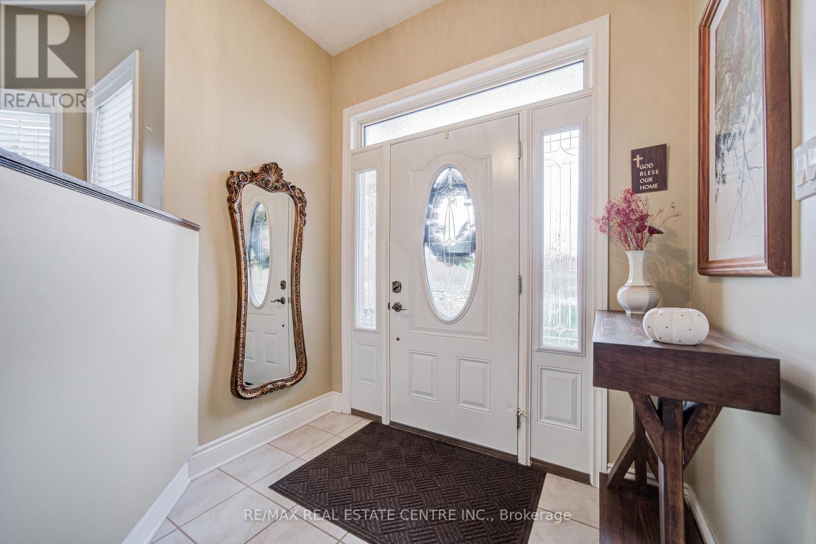 7 Carmichael Court, Caledon, Ontario  L7E 2L8 - Photo 4 - W12573578