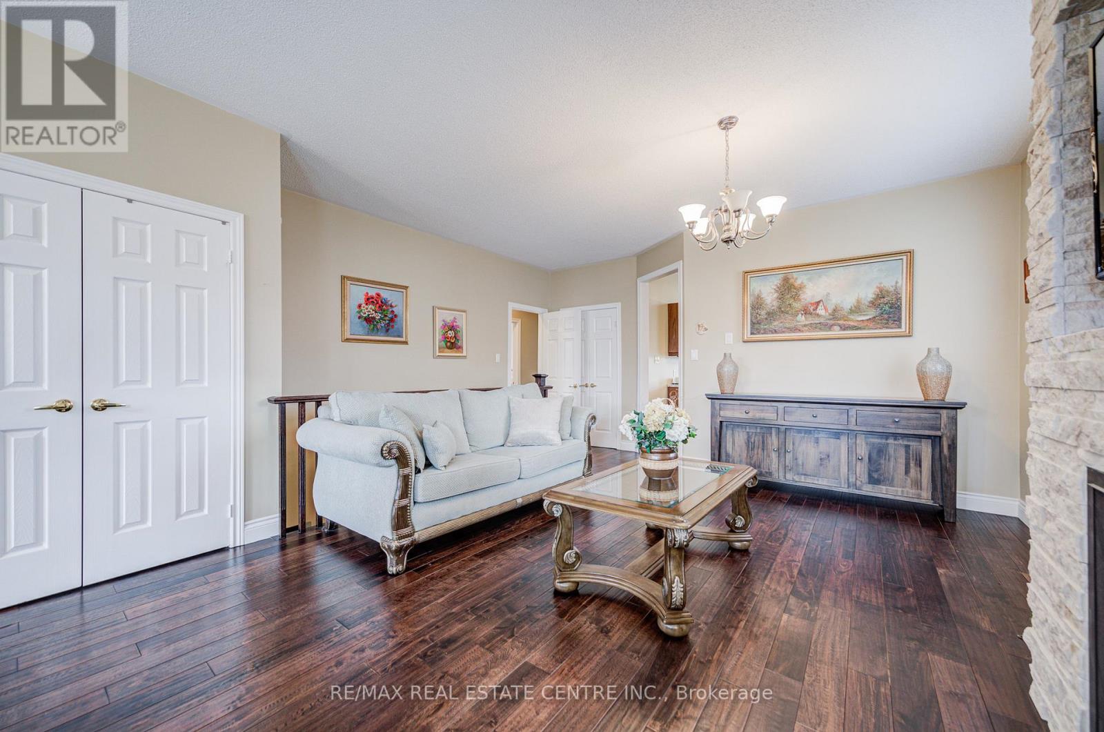 7 Carmichael Court, Caledon, Ontario  L7E 2L8 - Photo 7 - W12573578