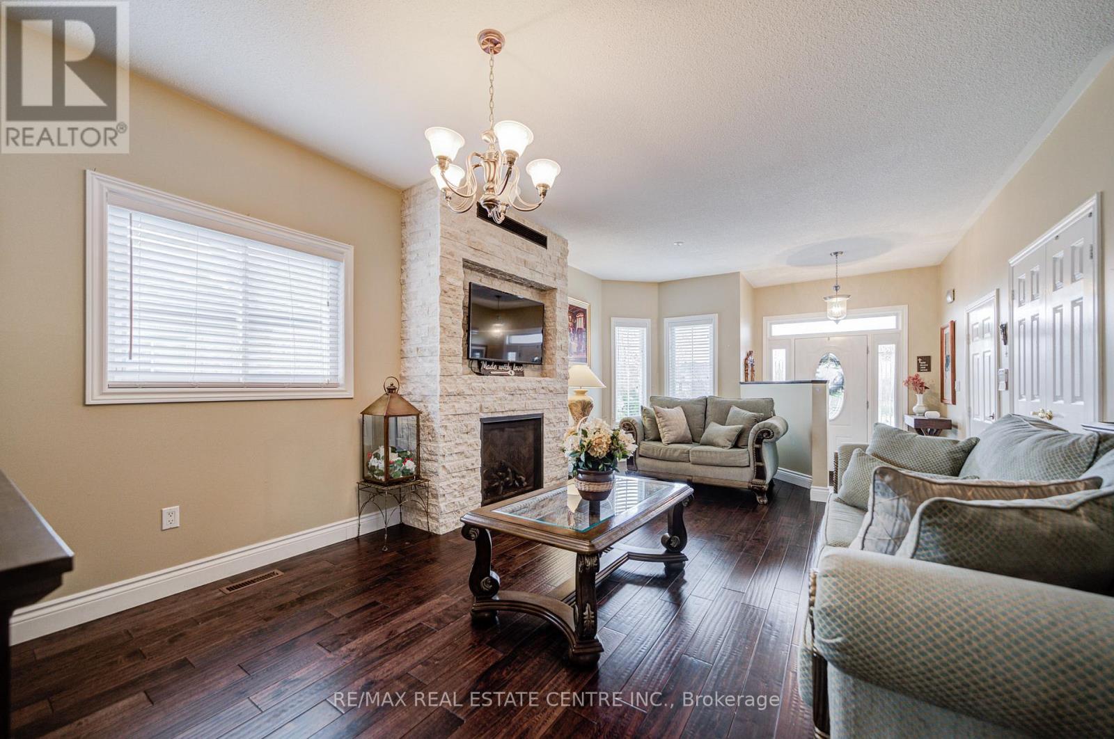 7 Carmichael Court, Caledon, Ontario  L7E 2L8 - Photo 8 - W12573578