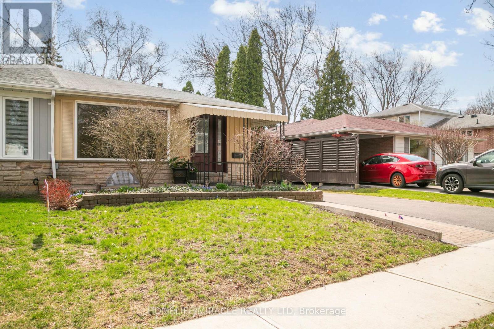 1612 Wavell Crescent, Mississauga, Ontario  L4X 1X1 - Photo 2 - W12573586