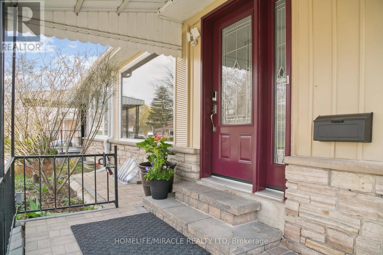 1612 Wavell Crescent, Mississauga, Ontario  L4X 1X1 - Photo 3 - W12573586