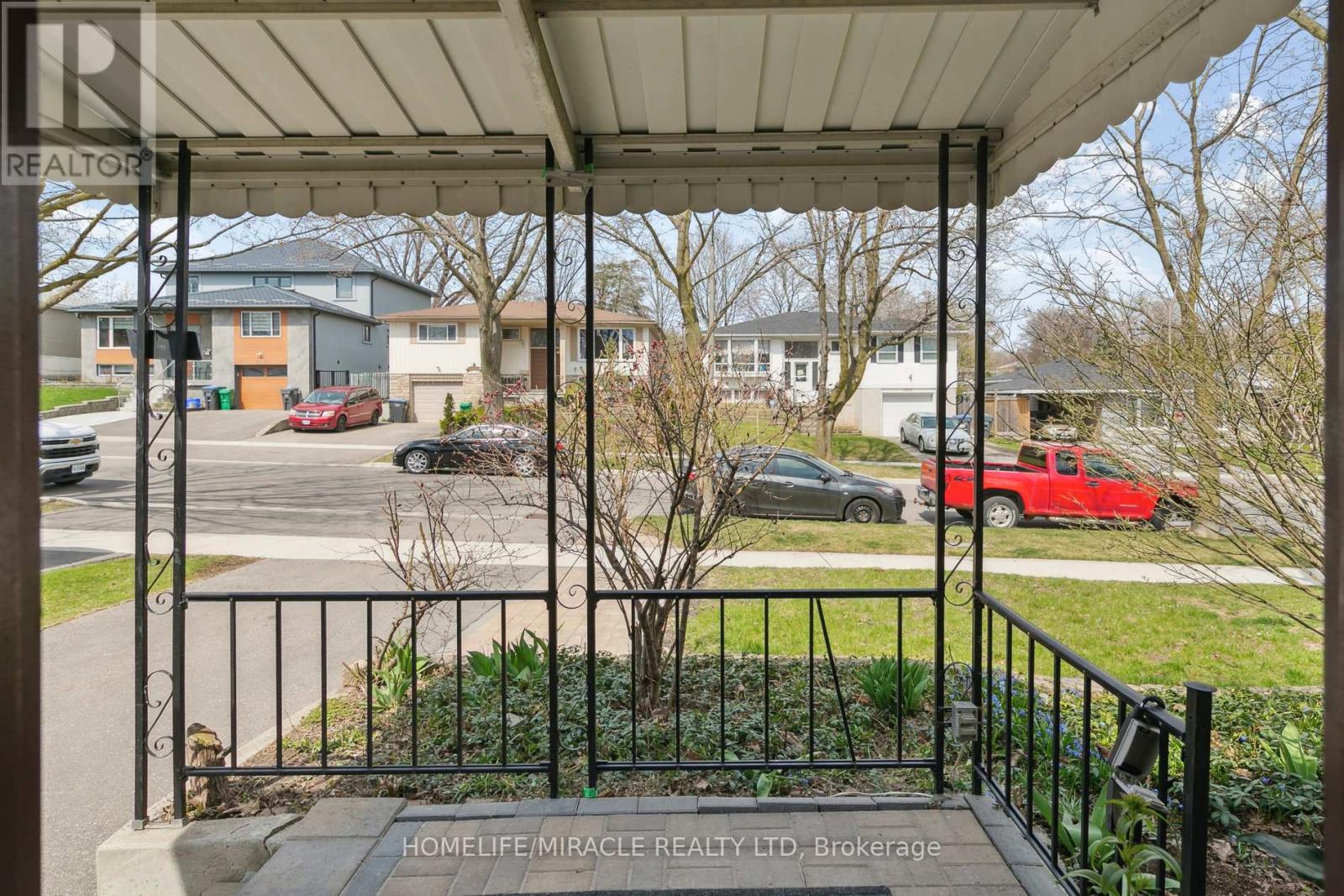 1612 Wavell Crescent, Mississauga, Ontario  L4X 1X1 - Photo 4 - W12573586