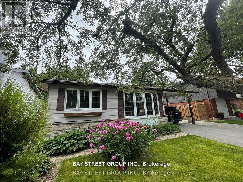 632 Ardleigh Crescent, Burlington, Ontario  L7L 4K8 - Photo 2 - W12573588