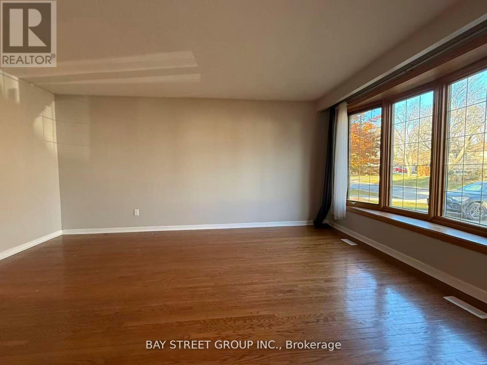 632 Ardleigh Crescent, Burlington, Ontario  L7L 4K8 - Photo 3 - W12573588