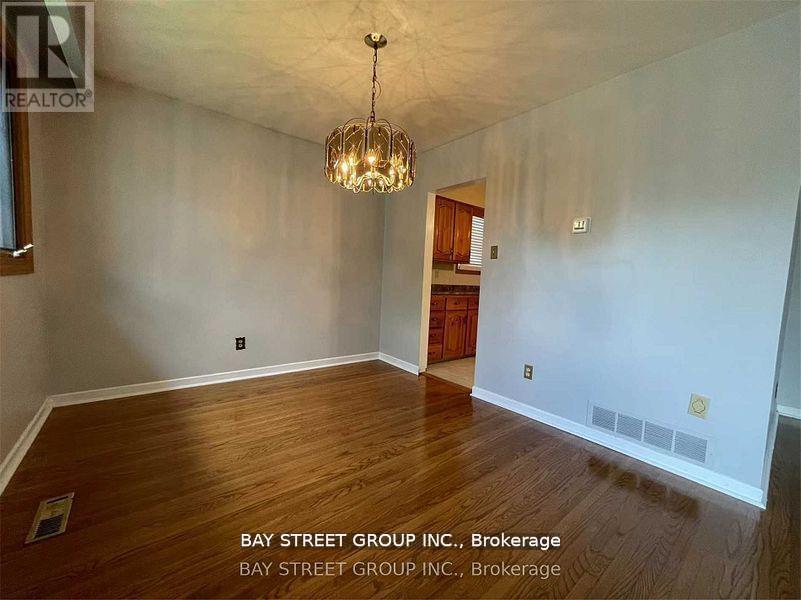 632 Ardleigh Crescent, Burlington, Ontario  L7L 4K8 - Photo 8 - W12573588