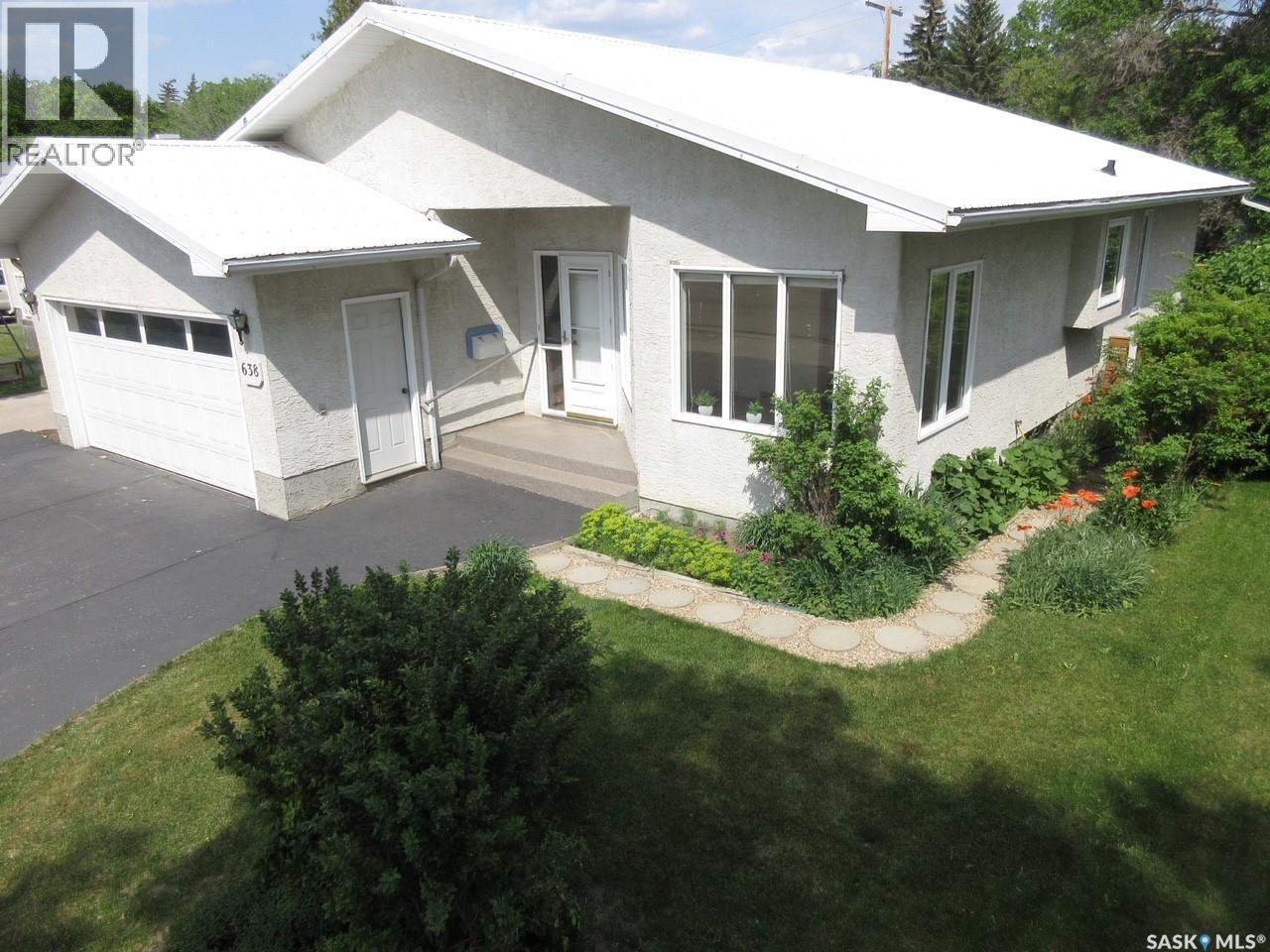 638 King STREET, Weyburn, Saskatchewan