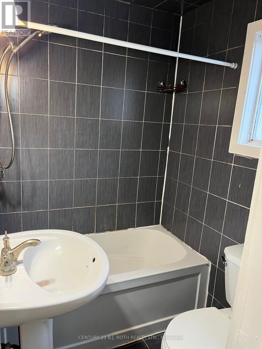 33 Bimini Crescent W, Toronto, Ontario  M3N 1S1 - Photo 12 - W12573058