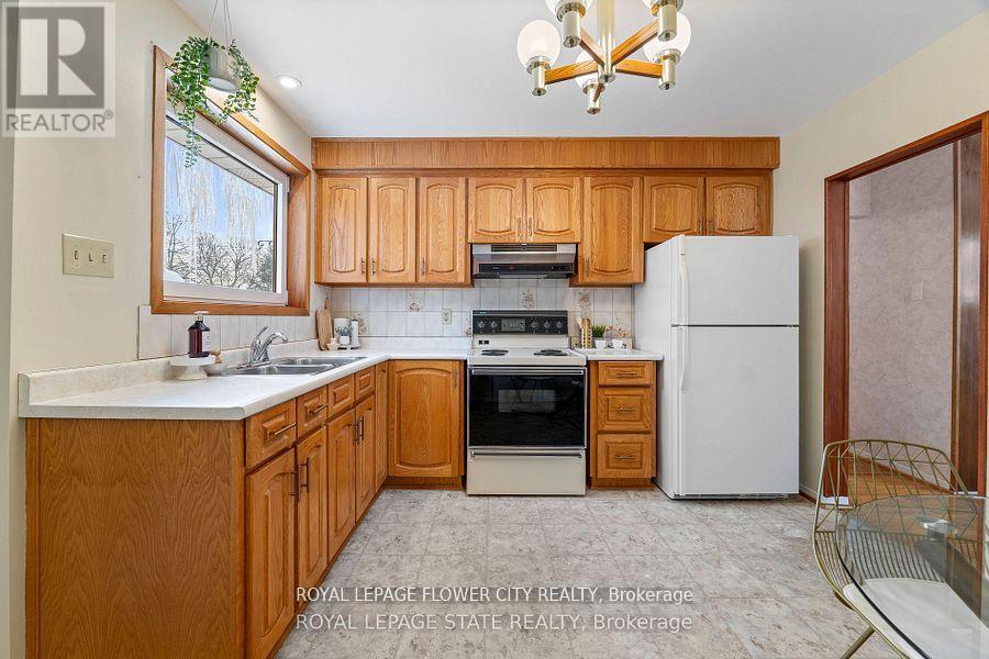 5 Bromley Crescent Ne, Brampton, Ontario  L6T 1Z2 - Photo 9 - W12573688