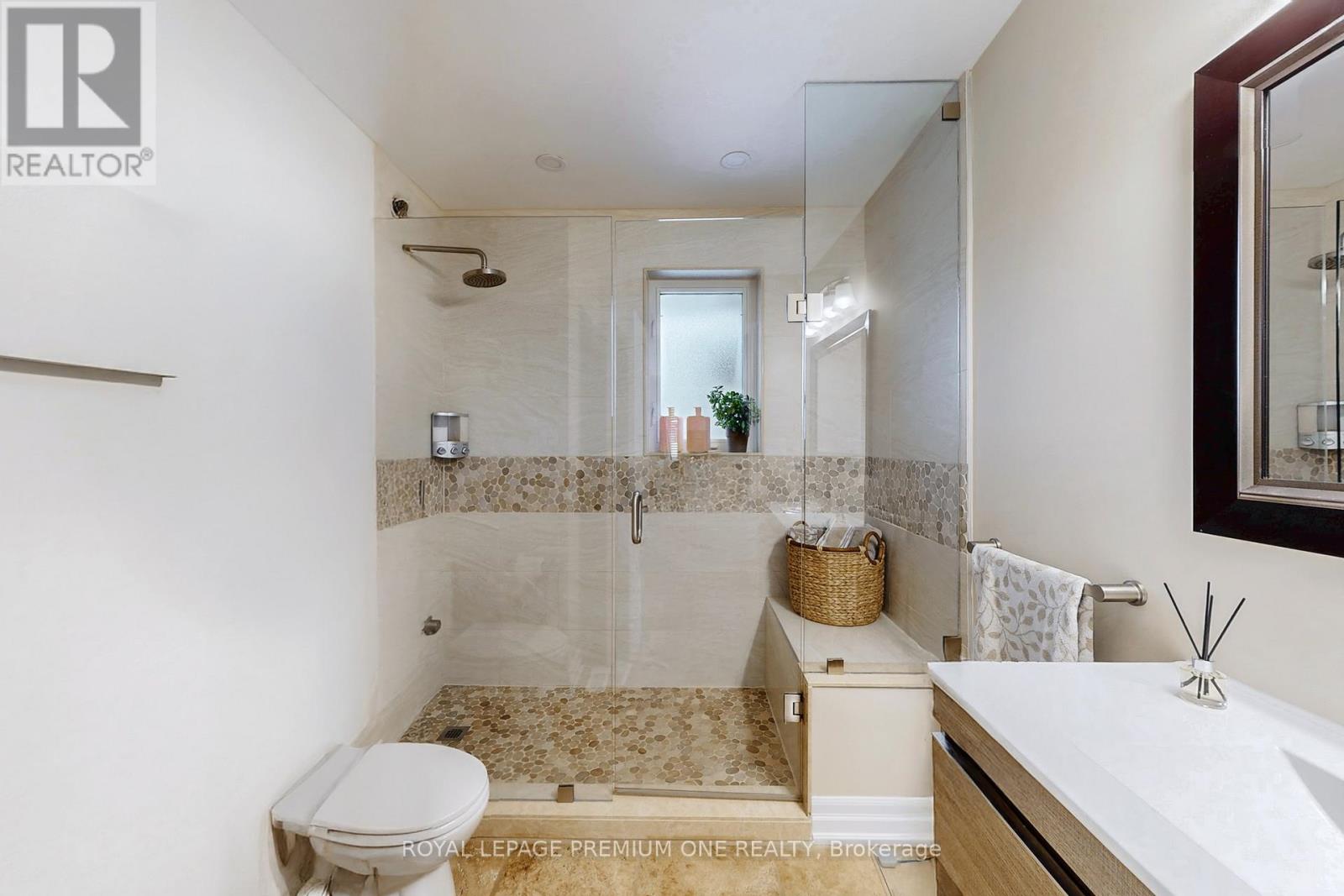 76 Alhart Drive, Toronto, Ontario M9V 2N4 - Photo 15 - W12531486