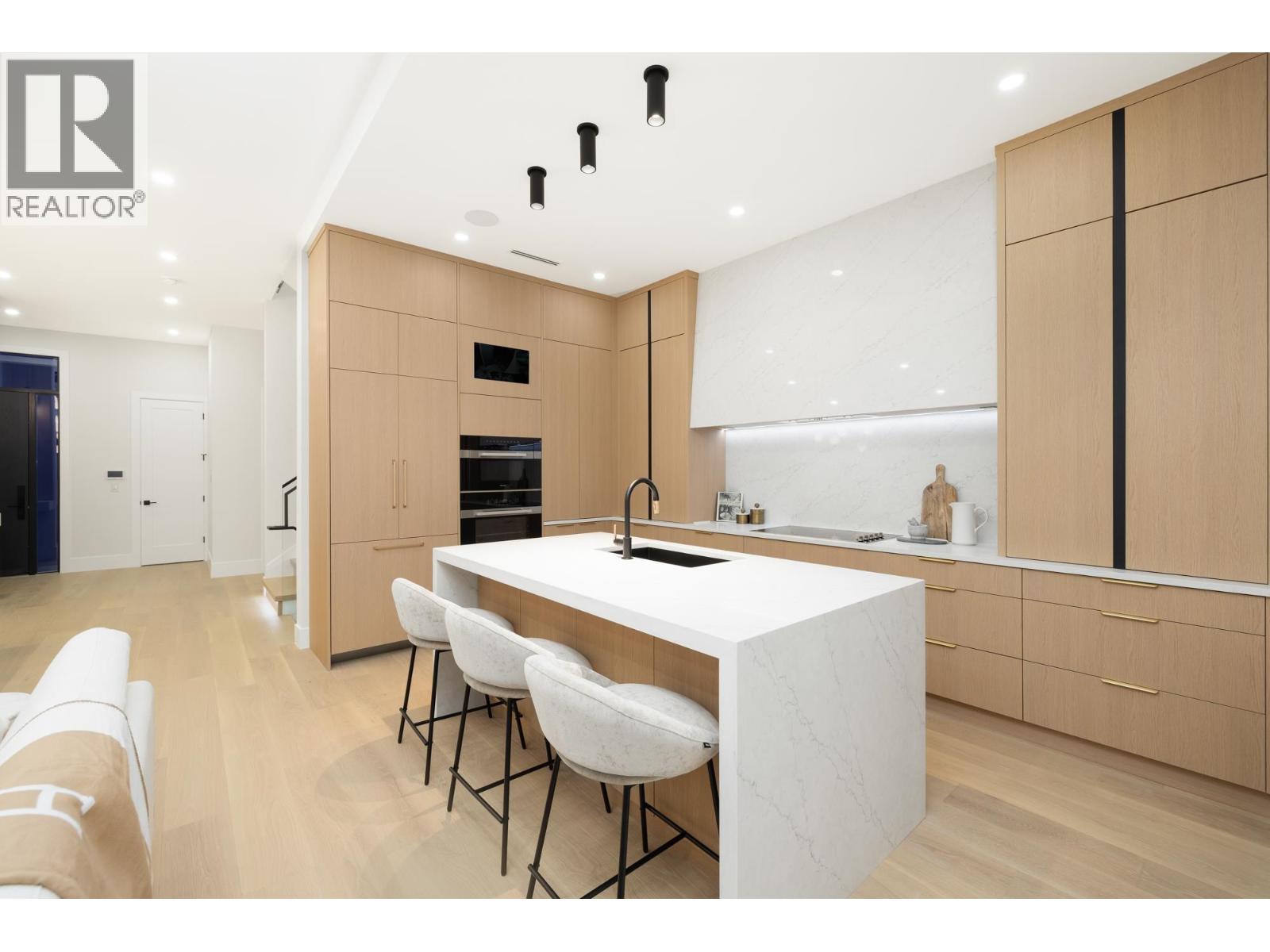 131 Grosvenor Avenue, Burnaby, British Columbia  V5B 3N7 - Photo 5 - R3069844