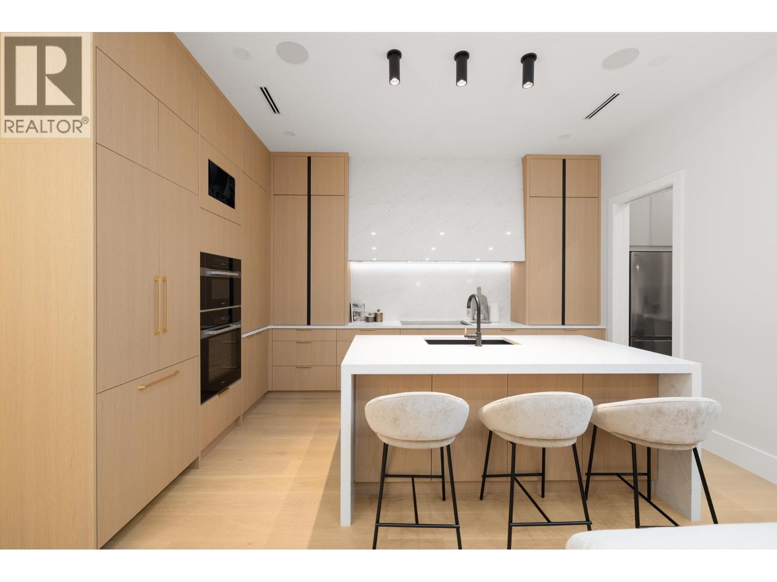 131 Grosvenor Avenue, Burnaby, British Columbia  V5B 3N7 - Photo 7 - R3069844