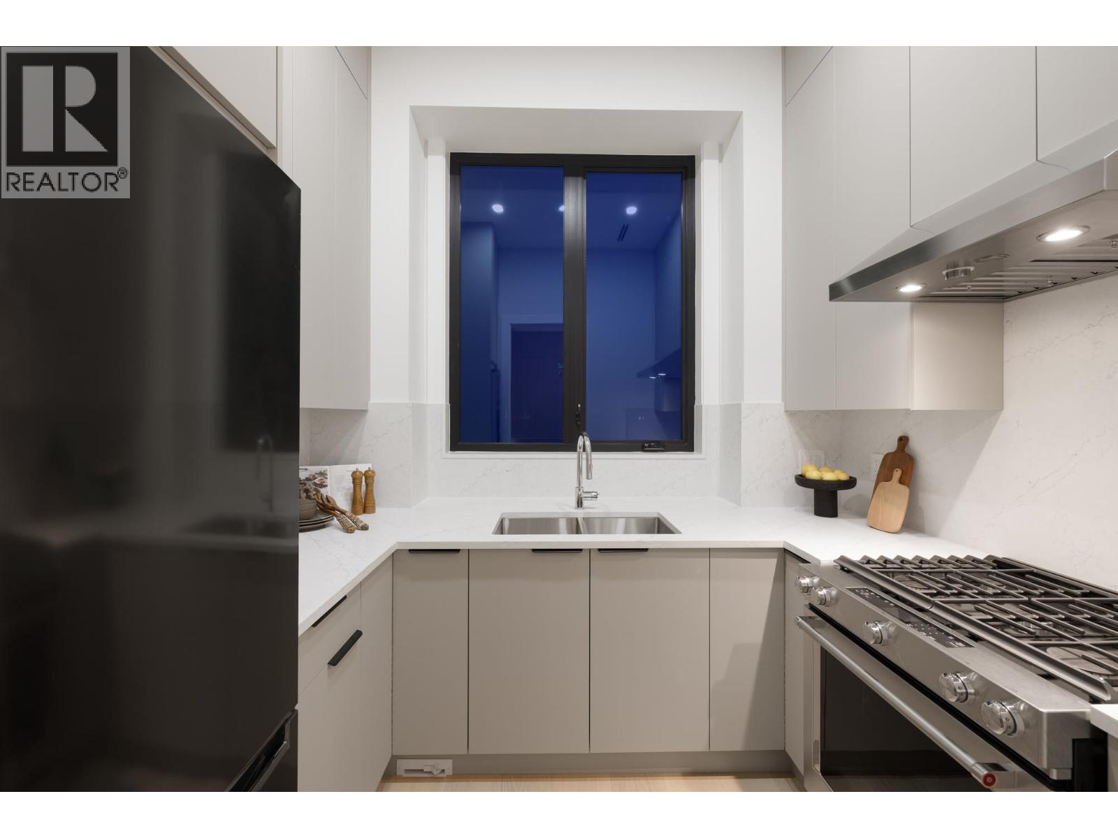 131 Grosvenor Avenue, Burnaby, British Columbia  V5B 3N7 - Photo 8 - R3069844