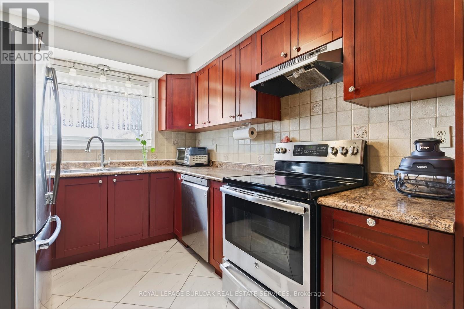 214 Vance Drive, Oakville, Ontario L6L 3L1 - Photo 17 - W12485656