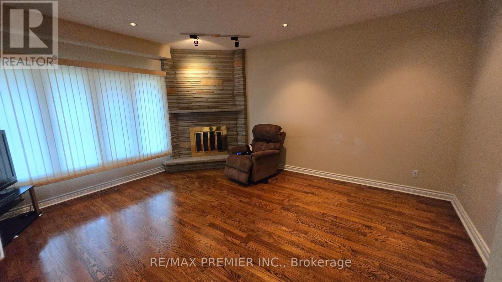 36 Railway Street, Vaughan, Ontario  L6A 1P7 - Photo 4 - N12573774