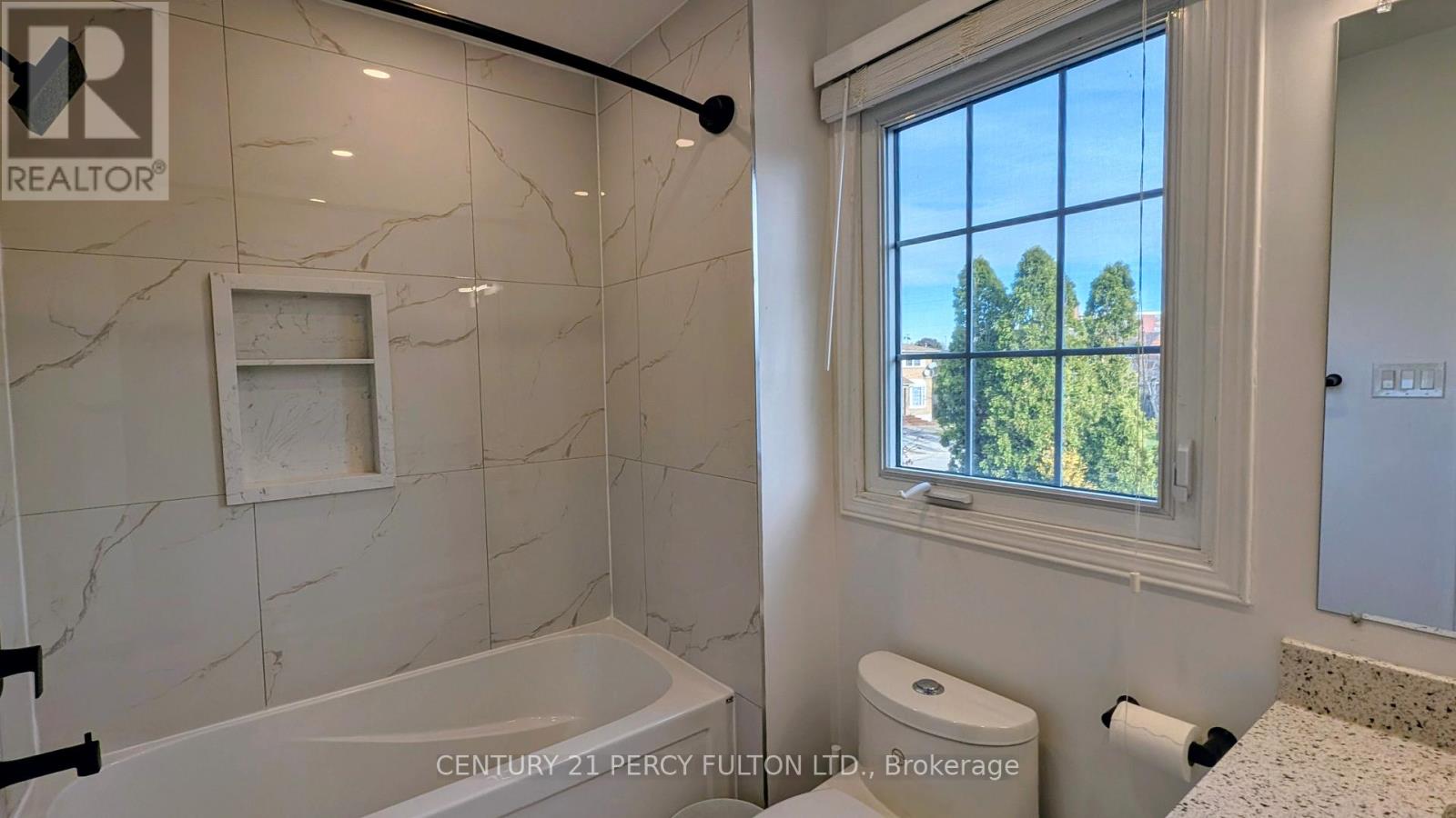 1339 Quinpool Court, Mississauga, Ontario  L5C 4J3 - Photo 13 - W12573734