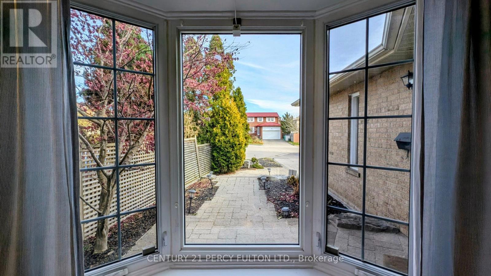 1339 Quinpool Court, Mississauga, Ontario  L5C 4J3 - Photo 18 - W12573734