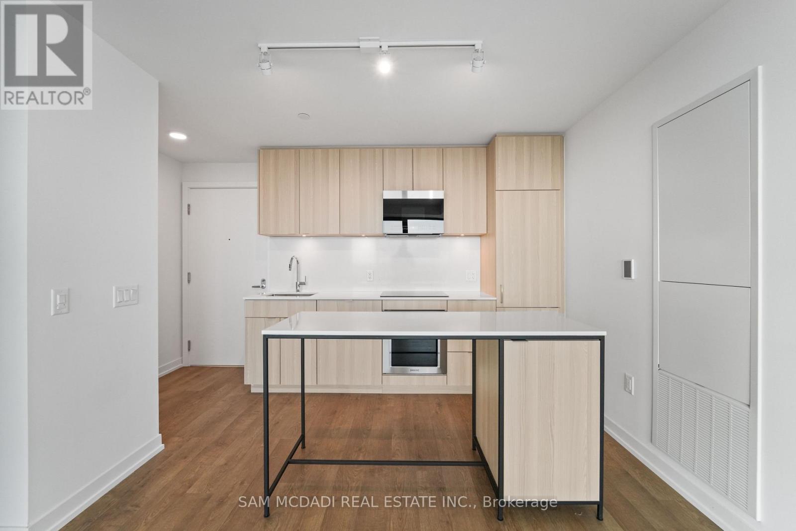 402 - 251 Masonry Way, Mississauga, Ontario L5H 0B2 - Photo 5 - W12573738