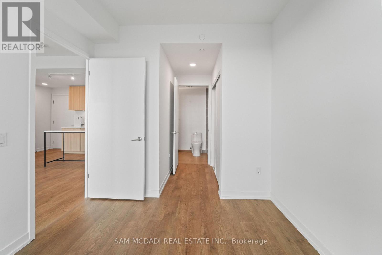 402 - 251 Masonry Way, Mississauga, Ontario L5H 0B2 - Photo 9 - W12573738