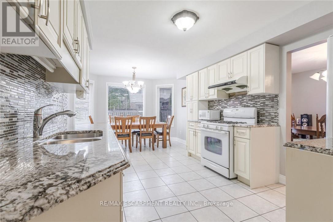 42 Hillgarden Drive, Hamilton, Ontario  L8J 3R3 - Photo 12 - X12573748