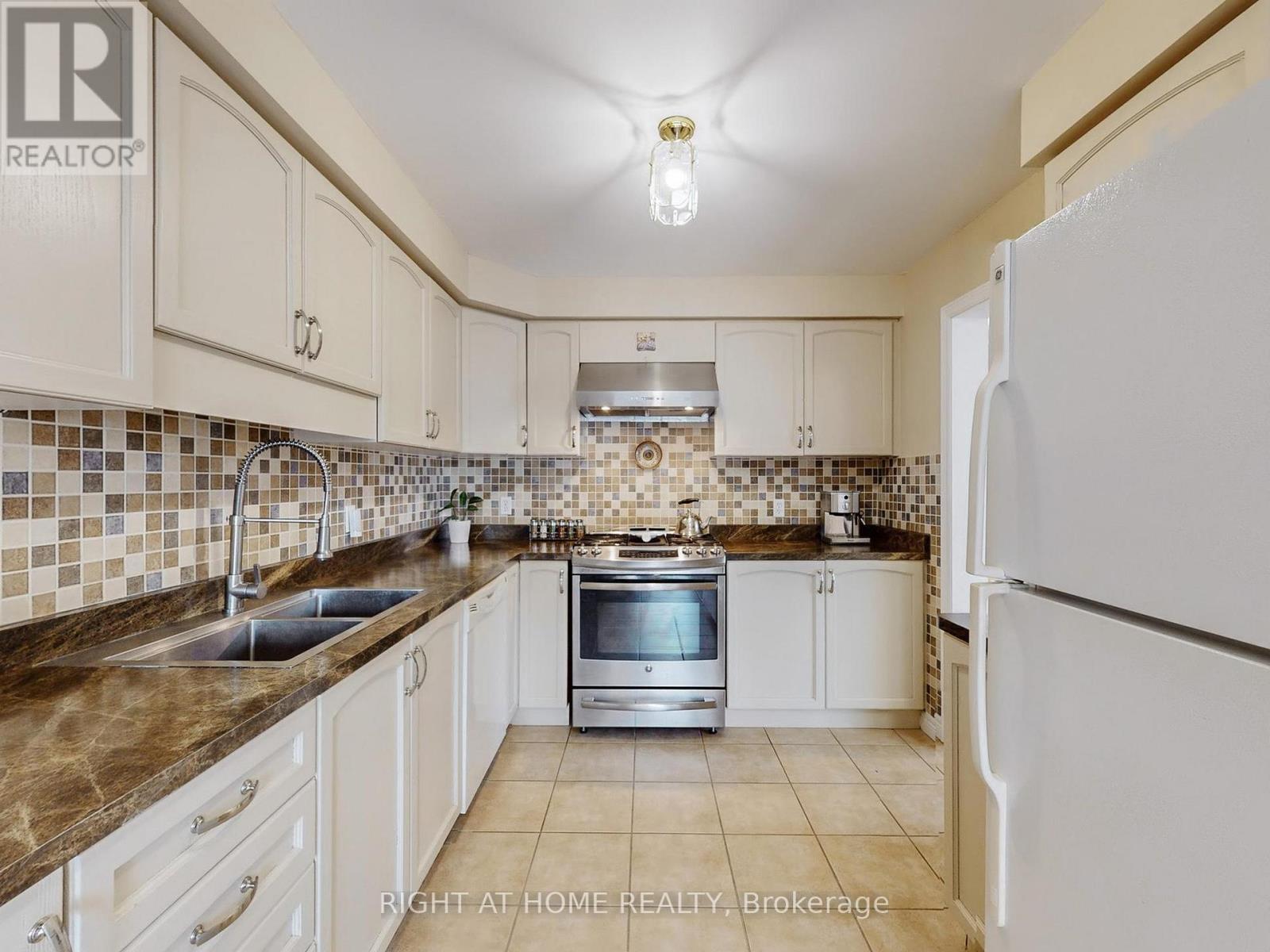 124 Peachwood Crescent, Hamilton, Ontario  L8E 5Z8 - Photo 8 - X12491054