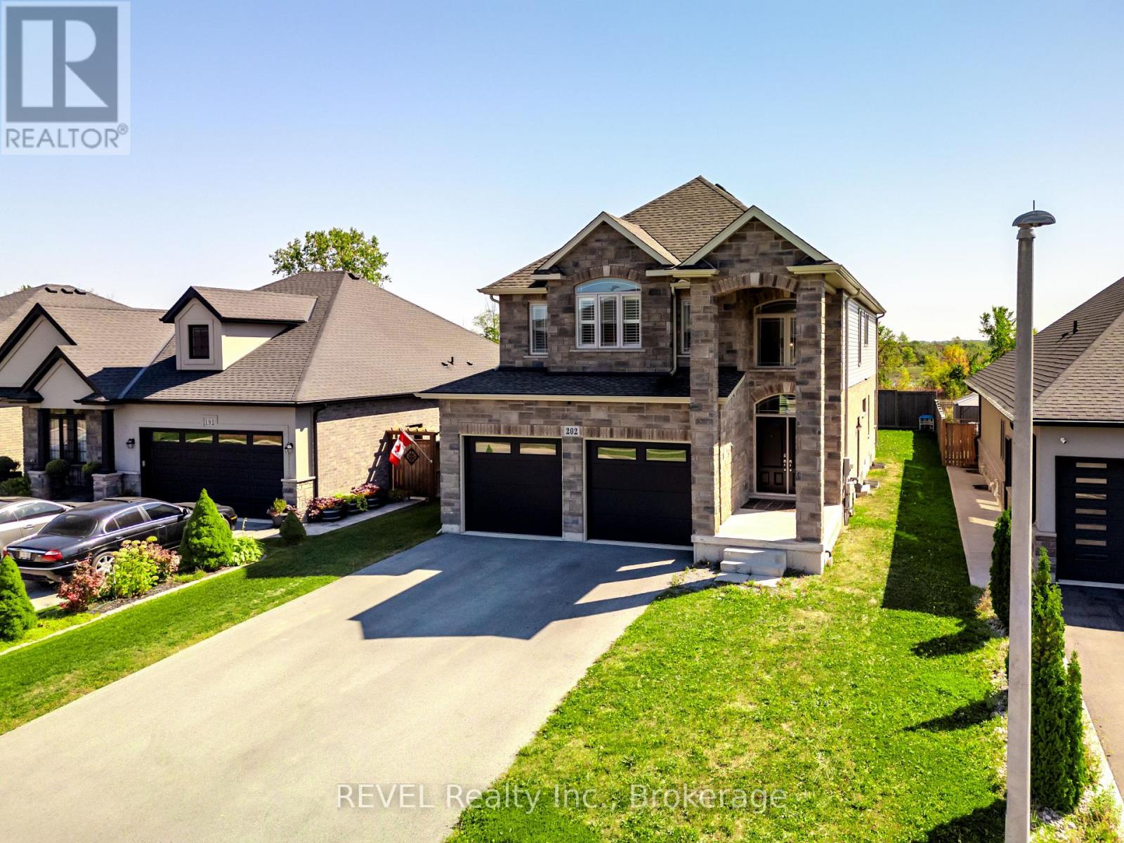 202 Viger Drive, Welland, Ontario  L3B 5E9 - Photo 2 - X12573790