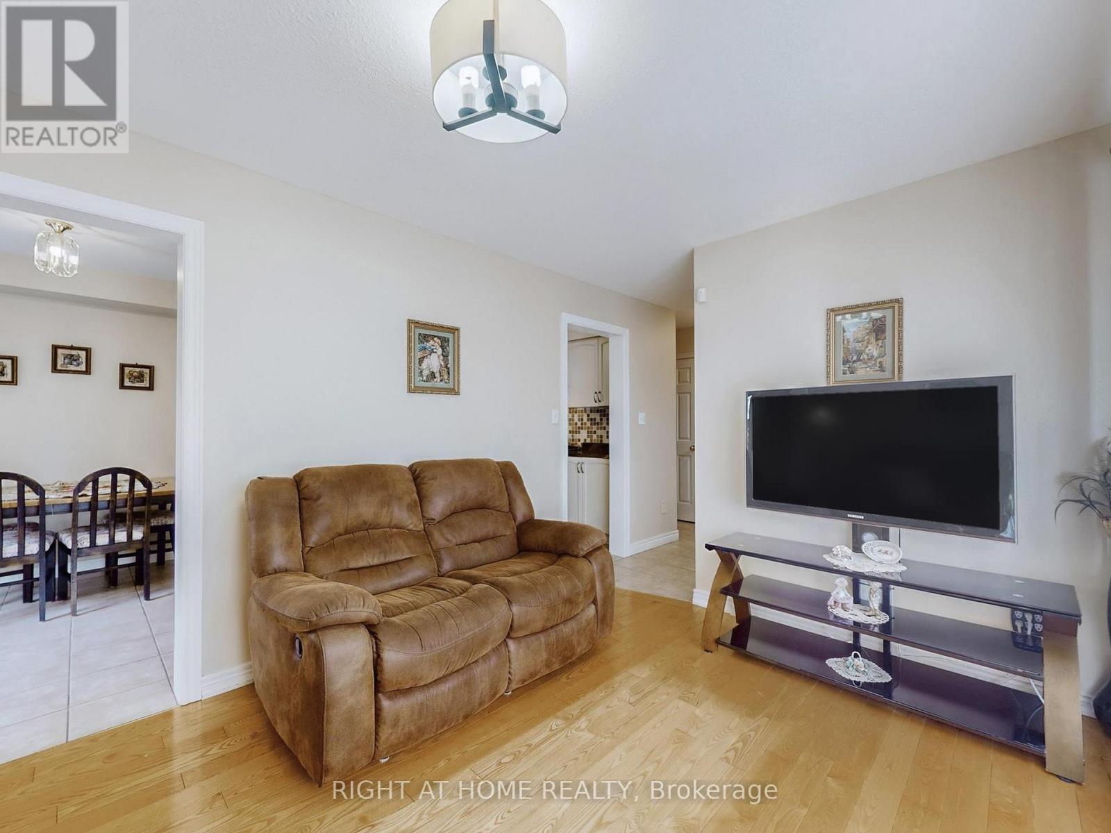 124 Peachwood Crescent, Hamilton, Ontario  L8E 5Z8 - Photo 7 - X12491054