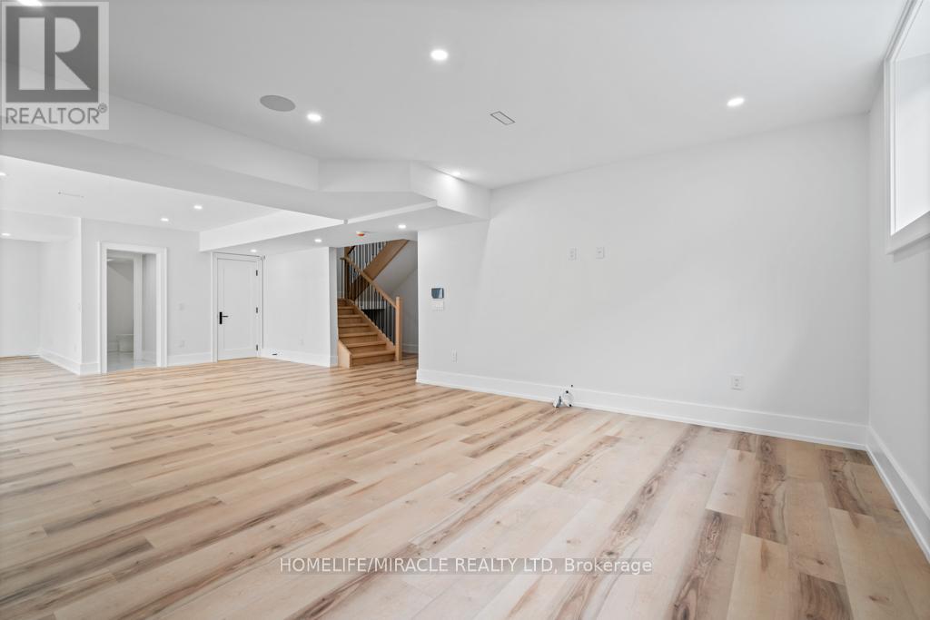 282 Maurice Drive, Oakville, Ontario L6K 2X3 - Photo 3 - W12573744