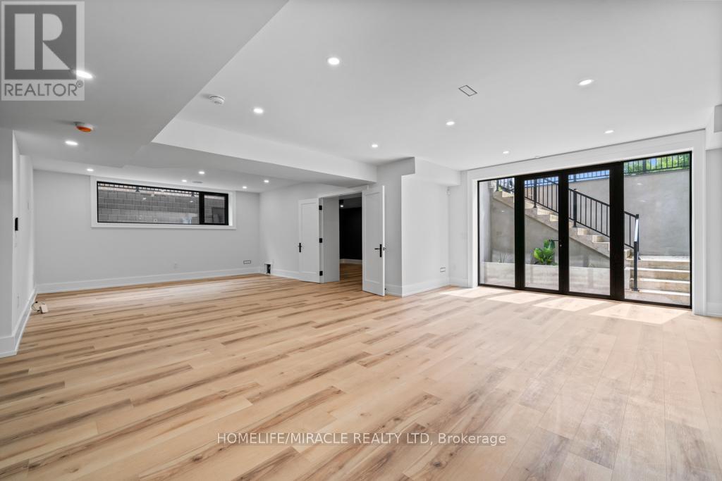 282 Maurice Drive, Oakville, Ontario L6K 2X3 - Photo 5 - W12573744