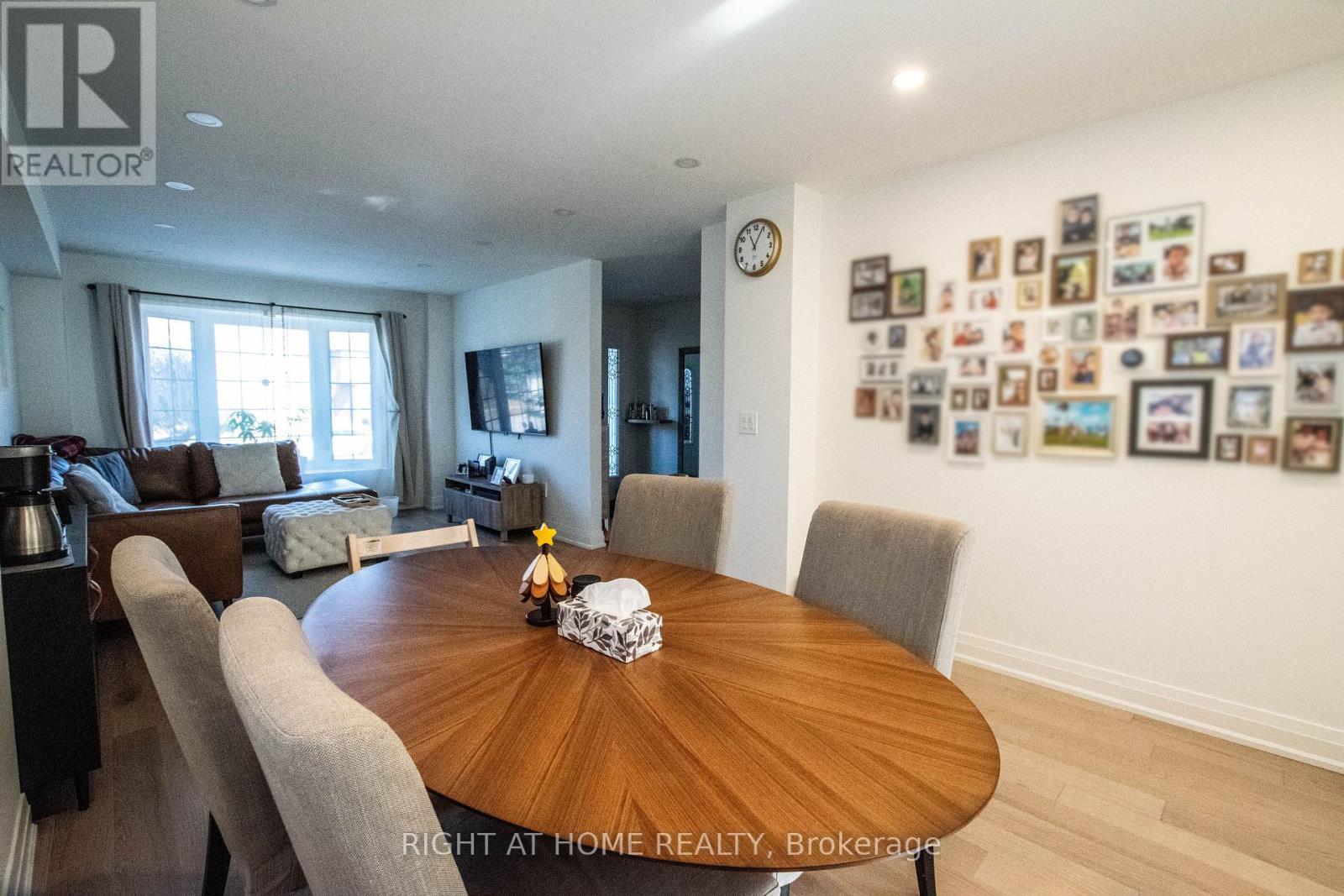 832 Leslie Valley Drive, Newmarket, Ontario L3Y 7H3 - Photo 5 - N12569888