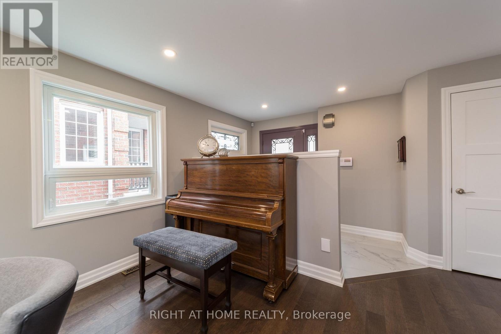 53 Primeau Drive, Aurora, Ontario  L4G 6Z3 - Photo 4 - N12573810