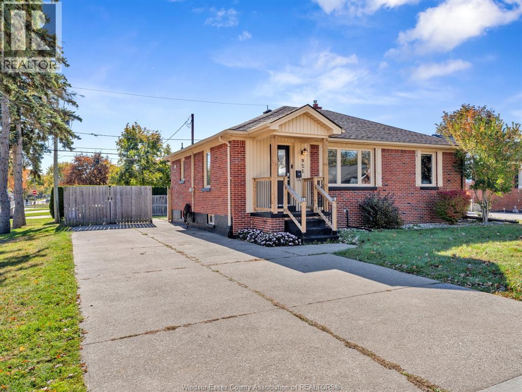 921 Grand Marais Road West, Windsor, Ontario  N9E 1C2 - Photo 33 - 25027329