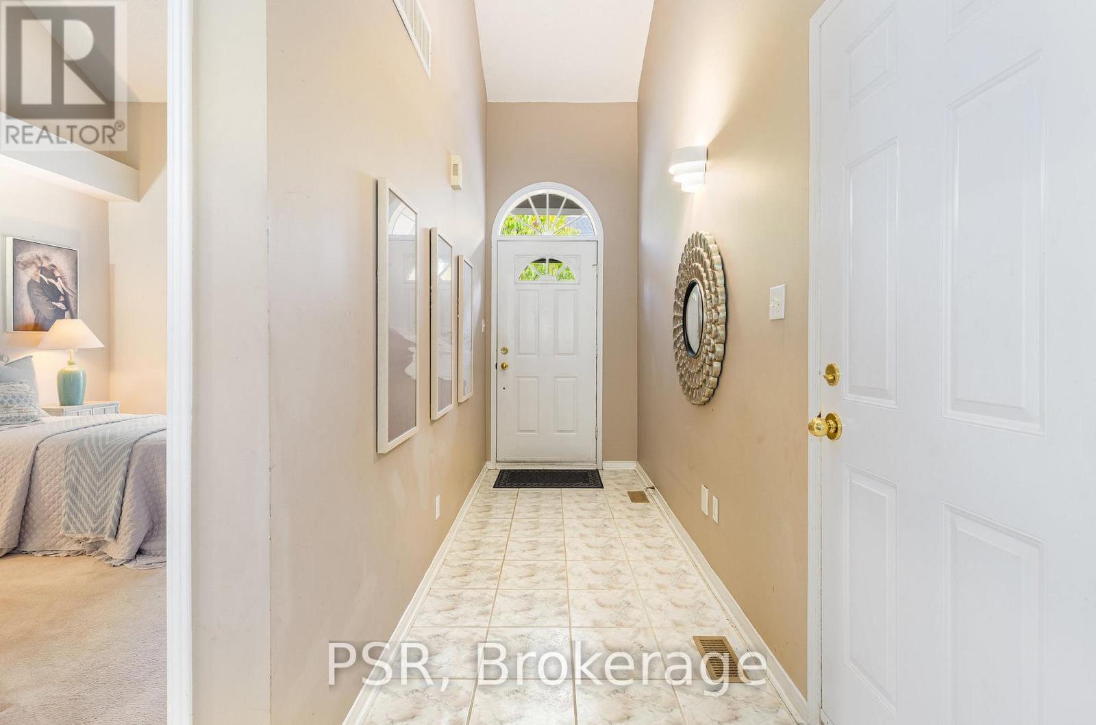 17 - 1010 Cristina Court, Mississauga, Ontario  L5J 4T7 - Photo 2 - W12573840