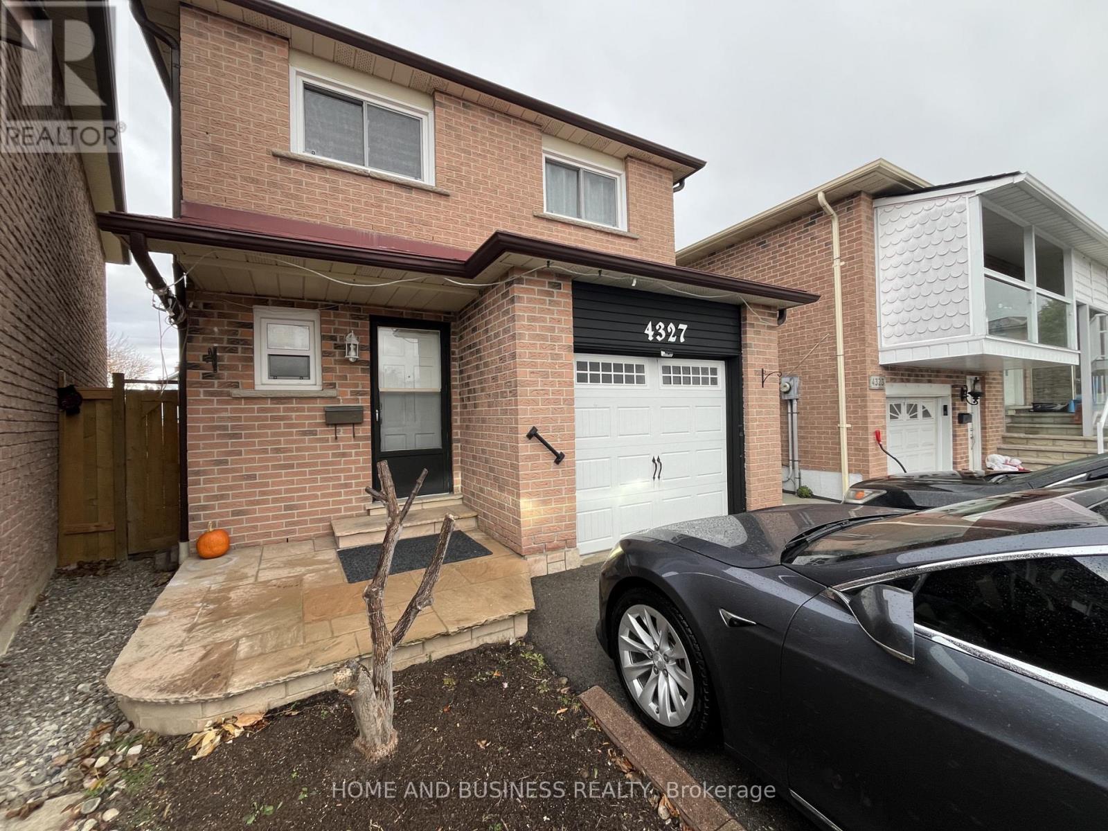 4327 Burnaby Court, Mississauga, Ontario  L4W 3W7 - Photo 2 - W12573878