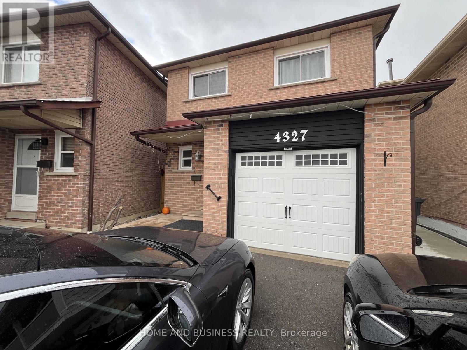 4327 Burnaby Court, Mississauga, Ontario  L4W 3W7 - Photo 3 - W12573878
