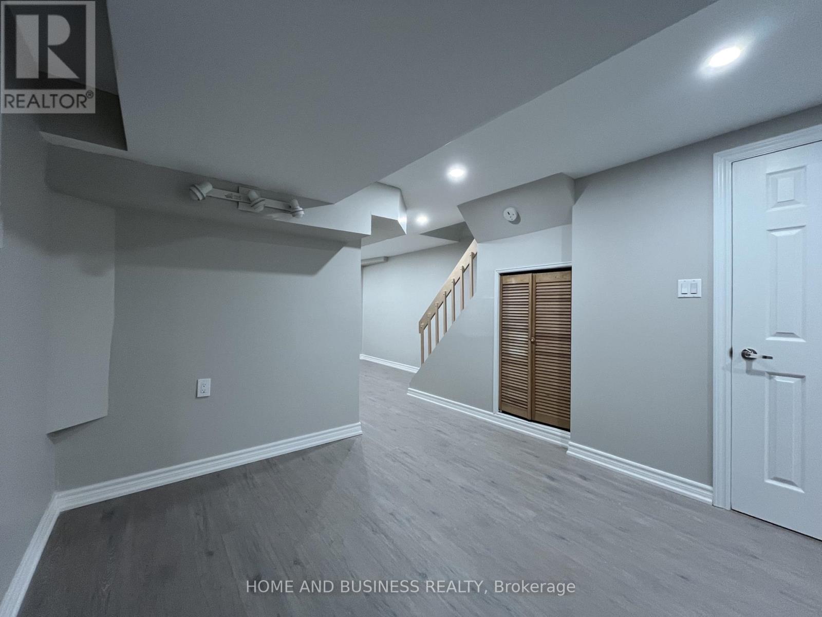 4327 Burnaby Court, Mississauga, Ontario  L4W 3W7 - Photo 31 - W12573878