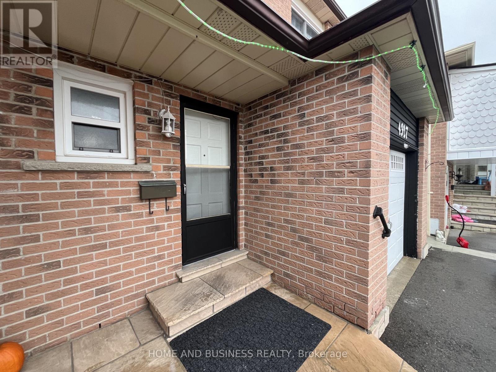 4327 Burnaby Court, Mississauga, Ontario  L4W 3W7 - Photo 4 - W12573878