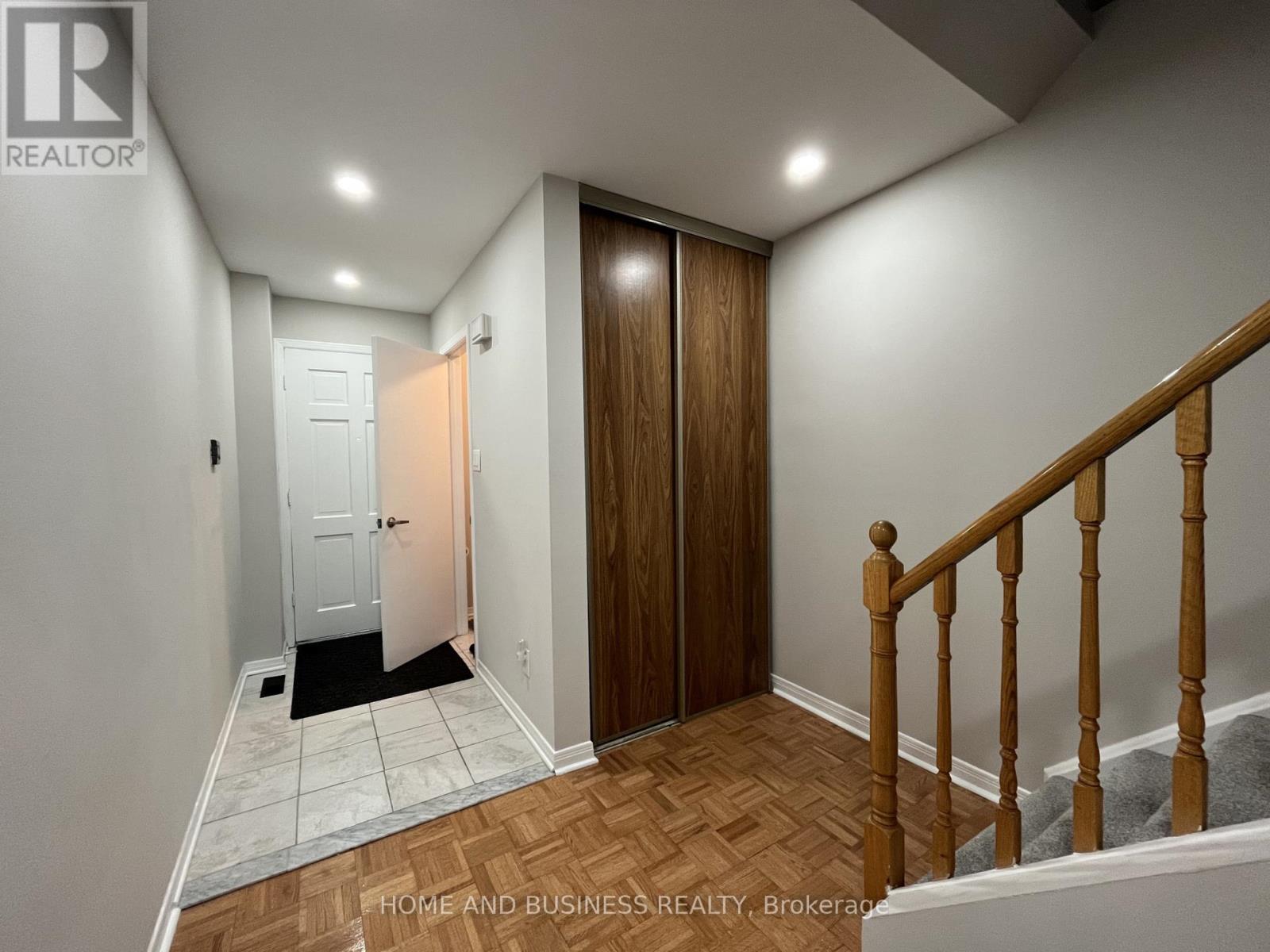 4327 Burnaby Court, Mississauga, Ontario  L4W 3W7 - Photo 5 - W12573878