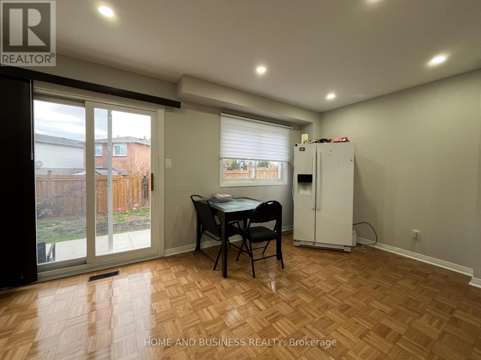 4327 Burnaby Court, Mississauga, Ontario  L4W 3W7 - Photo 7 - W12573878