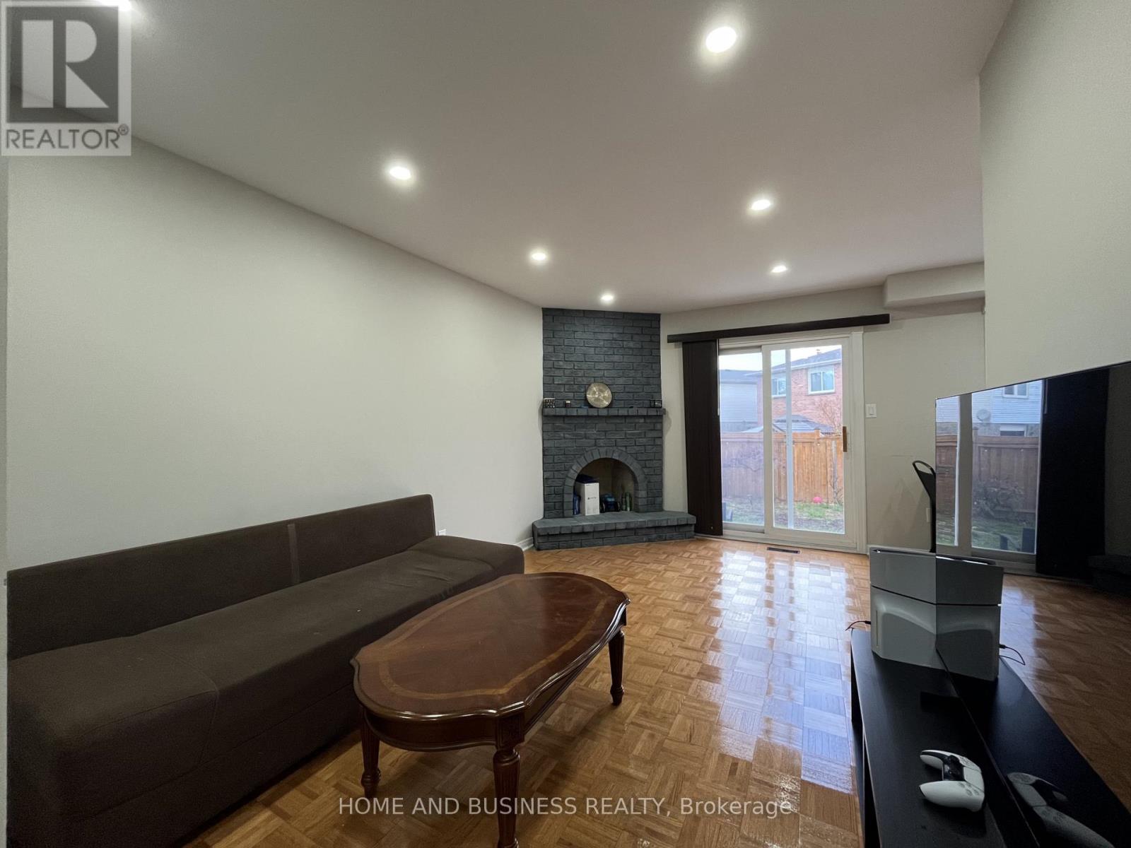 4327 Burnaby Court, Mississauga, Ontario  L4W 3W7 - Photo 9 - W12573878