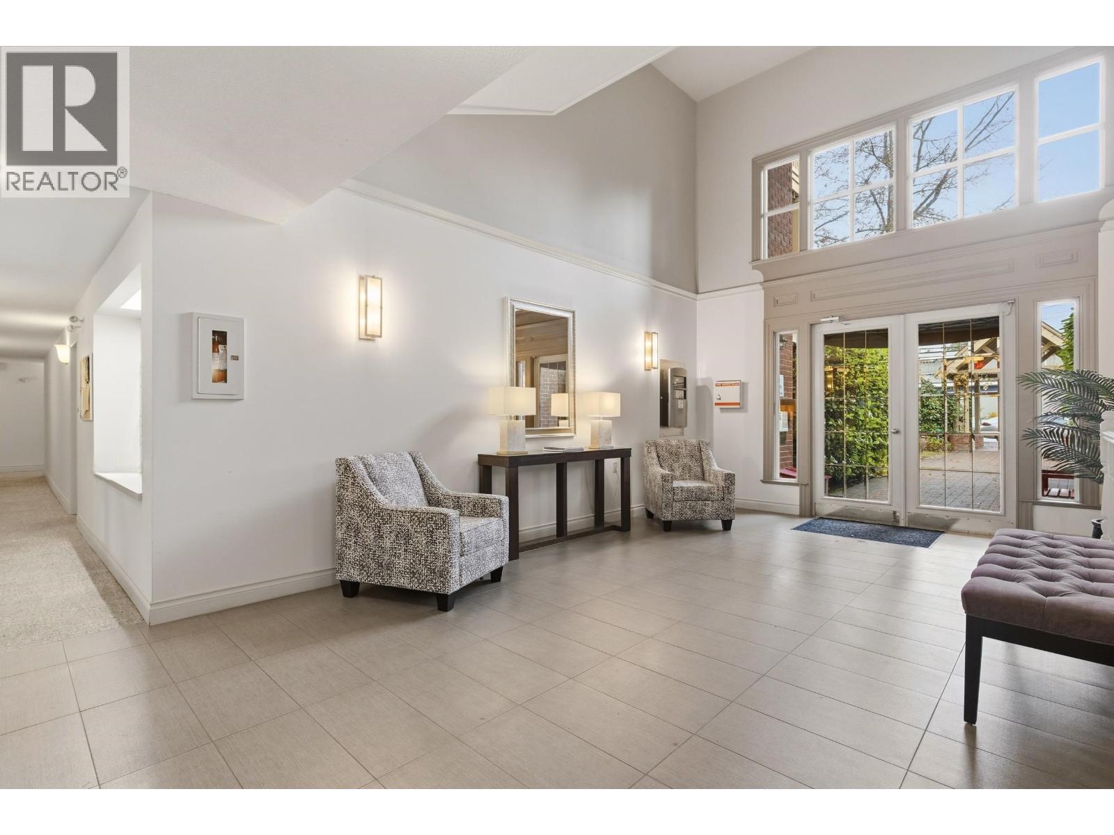 209 843 22nd Street, West Vancouver, British Columbia  V7V 4C1 - Photo 2 - R3067933