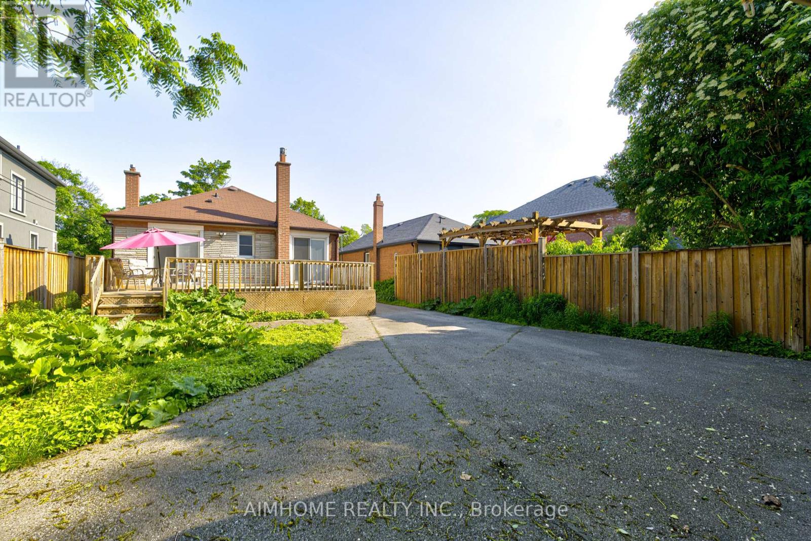 97 Edgecroft Road, Toronto, Ontario M8Z 2C2 - Photo 16 - W12573922