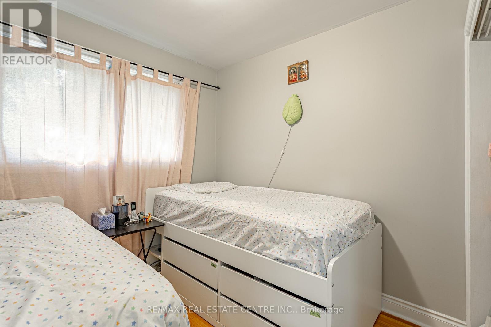 1235 Toukay Crescent, London East, Ontario  N5V 2X8 - Photo 12 - X12573920