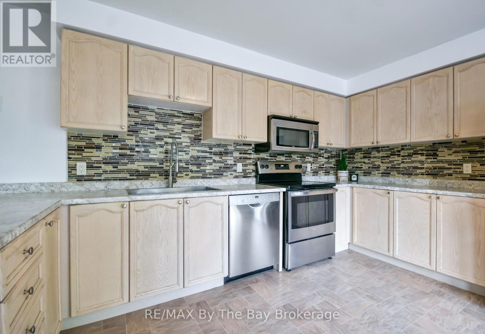 63 Fernbrook Drive, Wasaga Beach, Ontario  L9Z 1G4 - Photo 13 - S12574014