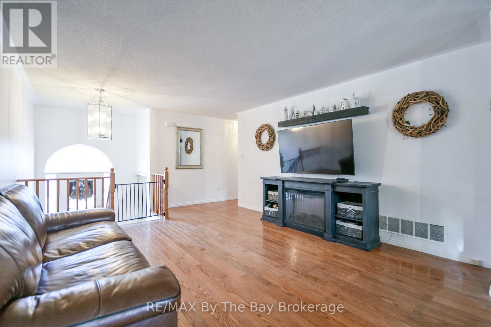 63 Fernbrook Drive, Wasaga Beach, Ontario  L9Z 1G4 - Photo 8 - S12574014