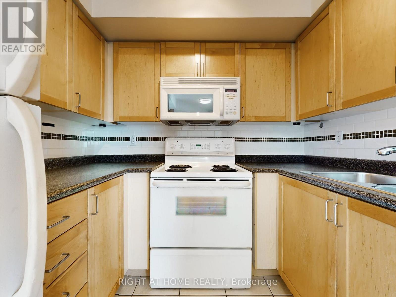 2203 - 30 Harrison Garden Boulevard, Toronto, Ontario  M2N 7A9 - Photo 8 - C12572934