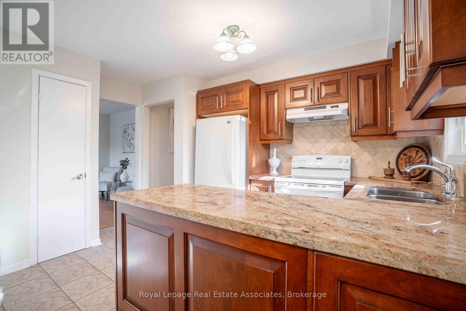 2559 Kingsberry Crescent, Mississauga, Ontario  L5B 2K7 - Photo 12 - W12574032