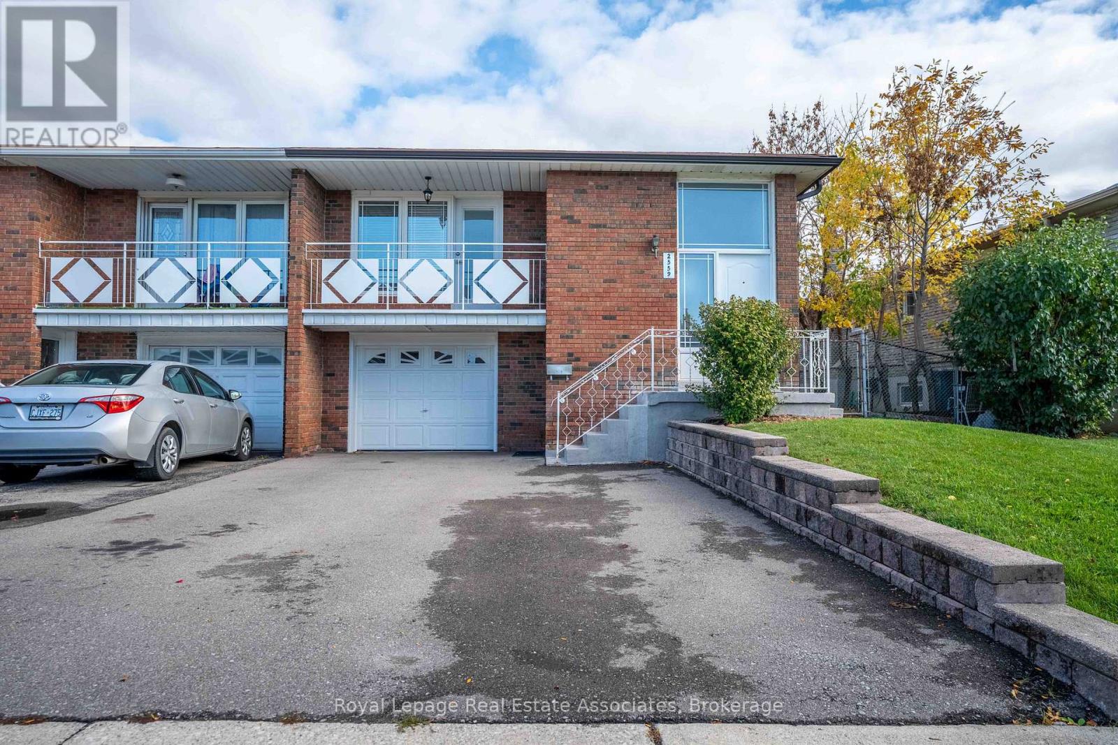 2559 Kingsberry Crescent, Mississauga, Ontario  L5B 2K7 - Photo 3 - W12574032